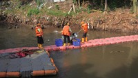 Pembersihan sampah dilakukan untuk mencegah penyumbatan dan mengantisipasi banjir di Jakarta.   
