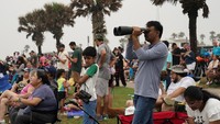 Mereka antusias menyaksikan langsung peluncuran uji coba penerbangan ke empat roket terbesar dan terkuat yang pernah dibuat tersebut. (REUTERS/Veronica Gabriela Cardenas)