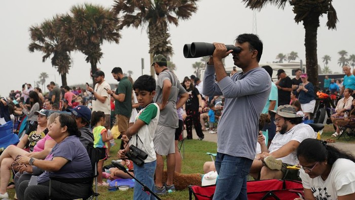 People wait for SpaceX's Starship rocket launch, designed to eventually send astronauts to the moon and beyond, as it launches on its fourth flight test from the company's Boca Chica launchpad, near Brownsville, Texas, U.S. June 6, 2024. REUTERS/Veronica Gabriela Cardenas