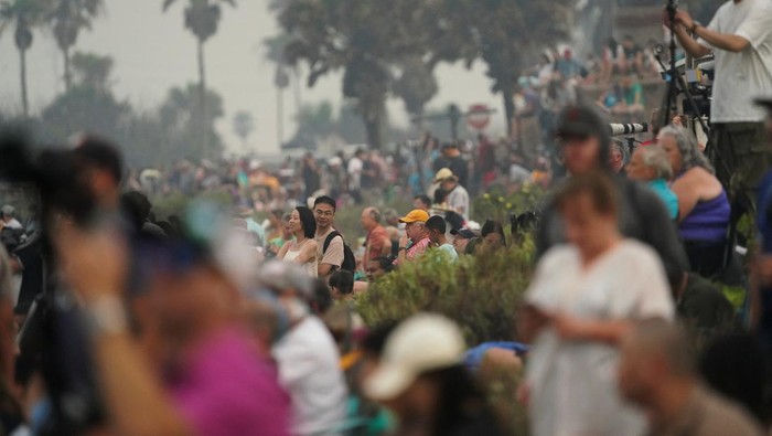 Antusias Warga Nonton Peluncuran Roket Raksasa Starship Milik Elon Musk People wait for SpaceX's Starship rocket launch, designed to eventually send astronauts to the moon and beyond, as it launches on its fourth flight test from the company's Boca Chica launchpad, near Brownsville, Texas, U.S. June 6, 2024. REUTERS/Veronica Gabriela Cardenas