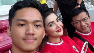 Ashanty, Anang Hermansyah, dan Azriel mengantarkan Arsya yang jadi pendamping Timnas Indonesia di GBK dalam laga Indonesia vs Irak untuk kualifikasi Piala Dunia 2026. Foto: dok. Instagram Ashanty