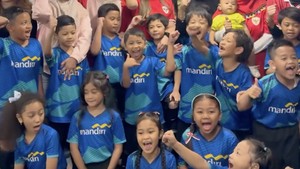 Arsya bertemu dengan anak-anak lain dari Sabang sampai Merauke yang juga jadi pendamping Timnas Indonesia. Foto: dok. Instagram Ashanty