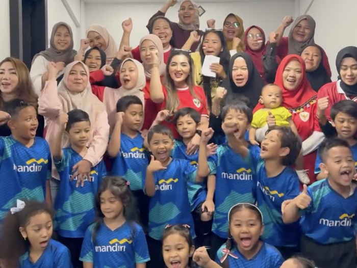 Ashanty antar Arsya jadi pendamping Timnas Indonesia di GBK.