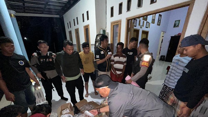 Bahan peledak dan petasan yang disita di rumah warga Probolinggo
