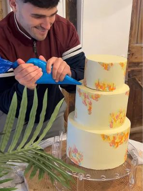 Romantis! Seorang Baker Bikin Kue Spesial untuk Pernikahannya Sendiri