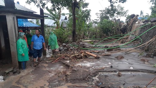 Banjir bandang menerjang rumah warga di Desa Ulupulu, Kecamatan Nangaroro, Kabupaten Nagekeo, NTT, Jumat (6/6/2024) pagi. (Dok. BPBD Nagekeo)