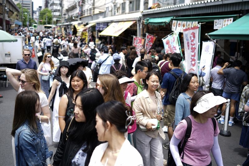 Sebuah bekas pasar ikan di Tokyo kini menjadi tempat wisata populer. Pengunjung dapat berburu kuliner di pasar luar Tsukiji.