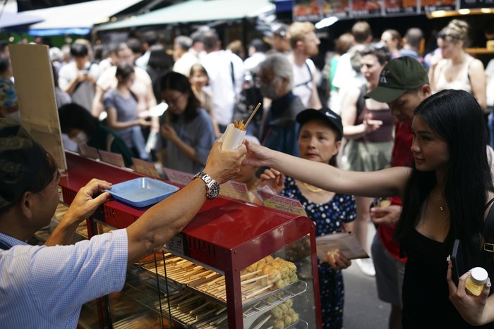 Sebuah bekas pasar ikan di Tokyo kini menjadi tempat wisata populer. Pengunjung dapat berburu kuliner di pasar luar Tsukiji.
