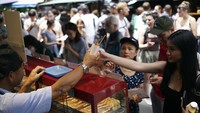 Pengunjung dapat berburu kuliner di pasar tersebut.