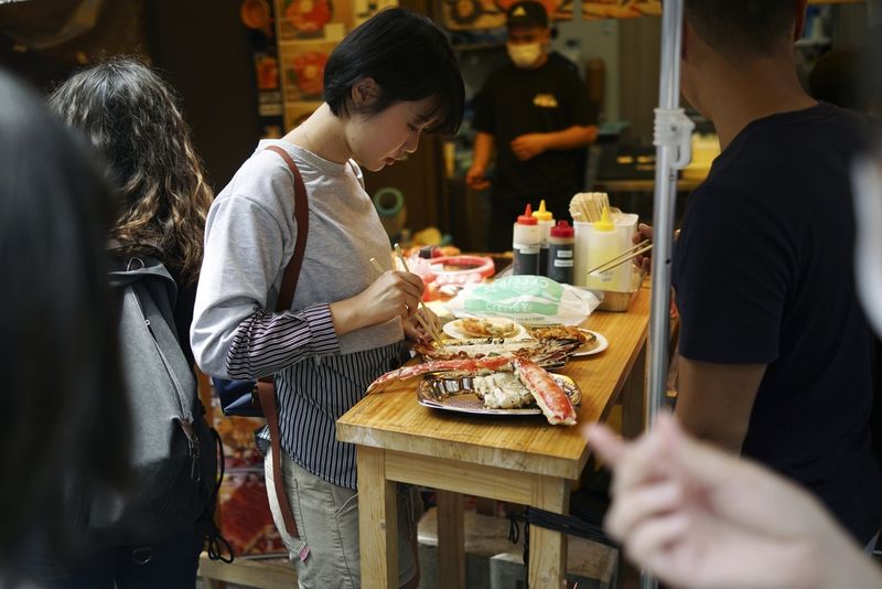 Sebuah bekas pasar ikan di Tokyo kini menjadi tempat wisata populer. Pengunjung dapat berburu kuliner di pasar luar Tsukiji.