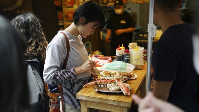 Berburu Ragam Kuliner di Bekas Pasar Ikan Tokyo Sebuah bekas pasar ikan di Tokyo kini menjadi tempat wisata populer. Pengunjung dapat berburu kuliner di pasar luar Tsukiji.