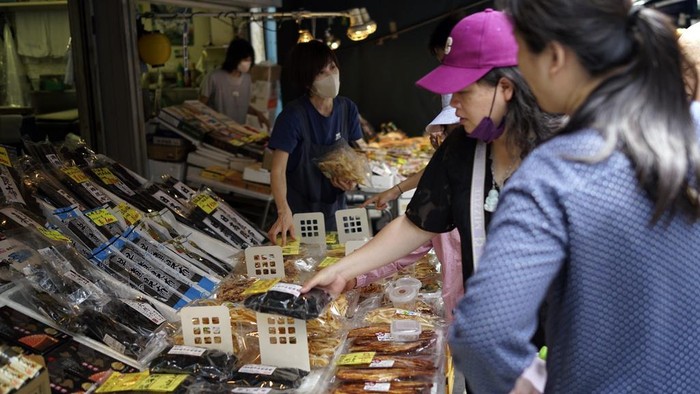 Sebuah bekas pasar ikan di Tokyo kini menjadi tempat wisata populer. Pengunjung dapat berburu kuliner di pasar luar Tsukiji.