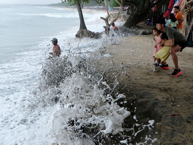 BMKG Imbau Waspada Hujan Petir Hingga Gelombang Tinggi Laut di Bali
