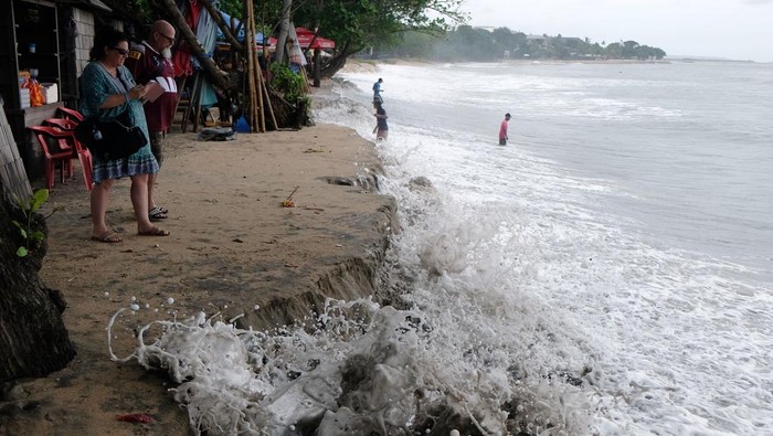 BMKG Imbau Waspada Hujan Petir Hingga Gelombang Tinggi Laut di Bali Sejumlah wisatawan mancanegara menyaksikan gelombang tinggi di Pantai Kuta, Badung, Bali, Jumat (7/6/2024). Balai Besar Meteorologi Klimatologi dan Geofisika Wilayah III Denpasar mengeluarkan peringatan dini per Sabtu (8/6) untuk mewaspadai potensi hujan yang dapat disertai kilat/petir dan tinggi gelombang laut mencapai dua meter atau lebih di Selat Bali bagian selatan, Selat Badung, Selat Lombok bagian Selatan, Perairan Selatan Bali, dan Samudera Hindia Selatan Bali. ANTARA FOTO/Nyoman Hendra Wibowo/rwa.