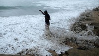 Balai Besar Meteorologi Klimatologi dan Geofisika Wilayah III Denpasar mengeluarkan peringatan dini per Sabtu (8/6) untuk mewaspadai potensi hujan yang dapat disertai kilat/petir dan tinggi gelombang laut.
