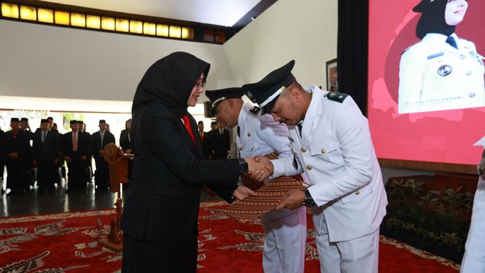Bupati Banyuwangi menyerahkan SK perpanjangan masa jabatan kepada kepala desa