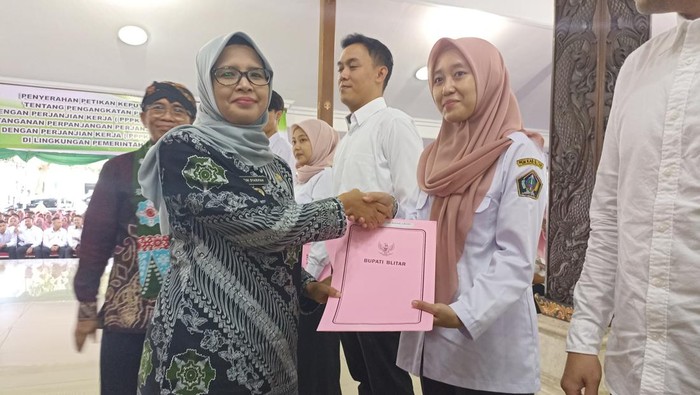 Bupati Blitar Rini Syarifah menyerahkan SK kepada perwakilan PPPK