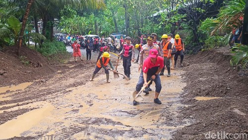 Bupati Karangasem I Gede Dana (topi merah) bersama pihak terkait lainnya saat gotong royong membersihkan material longsor di Jalur Sang Hyang Ambu, Desa Bugbug, Karangasem, Jumat (7/6/2024).