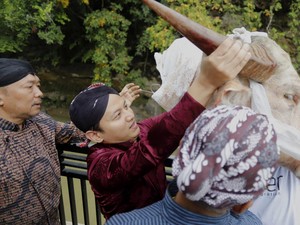 Melihat Tradisi Larung Kepala Kerbau di Dam Bagong Trenggalek