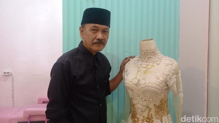 Calon Wali Kota Solo 2019 Bagyo Wahyono, kembali melakukan aktivitasnya sebagai tukang jahit dan menunjukkan pakaian jahitannya, pada Kamis (6/6/2024).