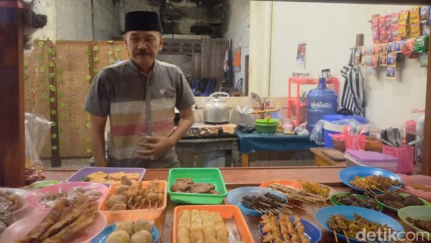 Calon Wali Kota Solo 2019 Bagyo Wahyono, menunjukan dagangan hiknya, Kamis (6/6/2024).