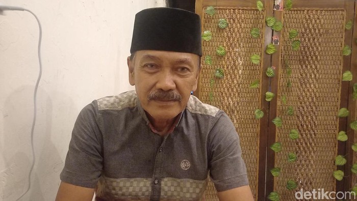 Calon Wali Kota Solo 2019 Bagyo Wahyono, menunjukan dagangan hiknya, Kamis (6/6/2024).