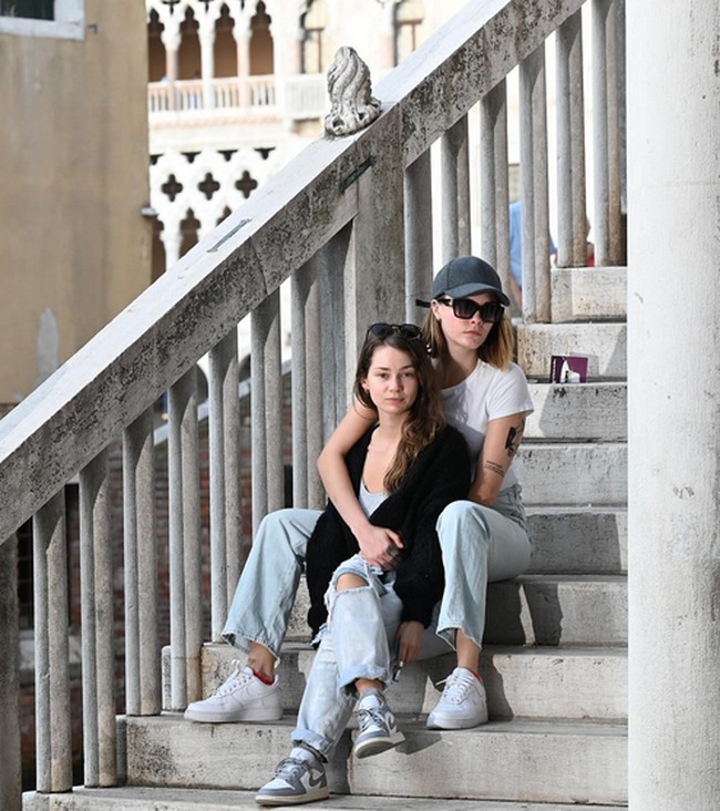 Di kolom komentarnya netizen terbagi dua, ada yang mendukung dan mengucapkan selamat untuknya, namun ada juga yang tidak setuju dengan hubungan sesama jenis itu. Foto: dok. Instagram @caradelevingne