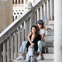 Di kolom komentarnya netizen terbagi dua, ada yang mendukung dan mengucapkan selamat untuknya, namun ada juga yang tidak setuju dengan hubungan sesama jenis itu. Foto: dok. Instagram @caradelevingne