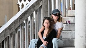 Foto Cara Delevingne dengan Pacar Wanitanya, Pamer Foto Ciuman Kontroversial
