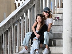 Foto Cara Delevingne dengan Pacar Wanitanya, Pamer Foto Ciuman Kontroversial