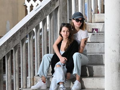 Foto Cara Delevingne dengan Pacar Wanitanya, Pamer Foto Ciuman Kontroversial