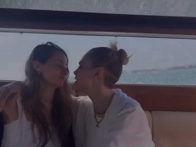 Cara mengungkapkan rasa bahagianya melalui Instagram dengan kata-kata penuh cinta dan nostalgia. Ada pula foto-foto ciuman yang menjadi kontroversi. Foto: dok. Instagram @caradelevingne