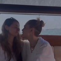 Cara mengungkapkan rasa bahagianya melalui Instagram dengan kata-kata penuh cinta dan nostalgia. Ada pula foto-foto ciuman yang menjadi kontroversi. Foto: dok. Instagram @caradelevingne