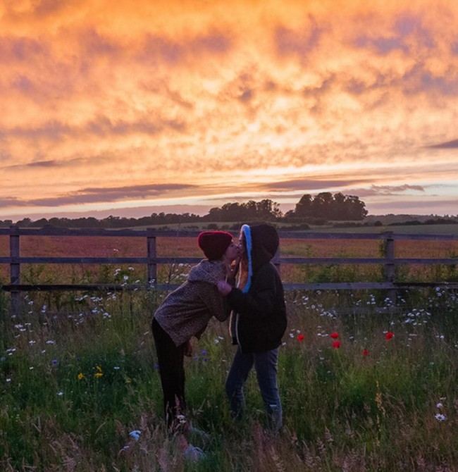 Dua tahun ajaib bersamamu dan begitu banyak foto kami berciuman di depan berbagai hal,” tulis model 31 tahun itu. Foto: dok. Instagram @caradelevingne