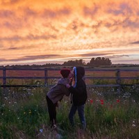 Dua tahun ajaib bersamamu dan begitu banyak foto kami berciuman di depan berbagai hal,” tulis model 31 tahun itu. Foto: dok. Instagram @caradelevingne