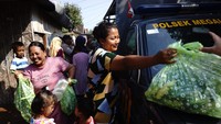 Mereka menjadikan mobil patroli sebagai gerobak sayur dadakan berkeliling kampung setiap Jumat.  