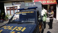 Anggota polisi menata sayuran di mobil patroli di Polsek Megaluh, Kabupaten Jombang, Jawa Timur, Jumat (7/6/2024).  