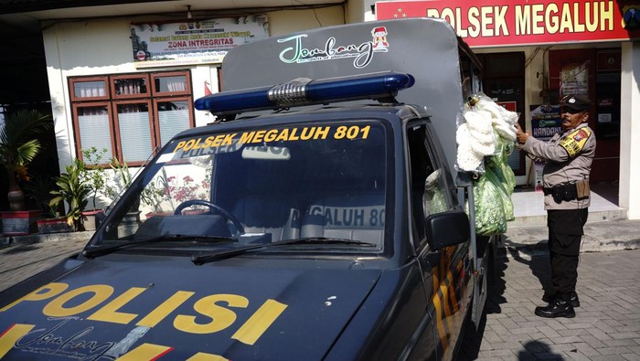 Cara Unik Sosialisasi Polisi di Jombang, Ubah Mobil Jadi Gerobak Sayur Warga mengambil sayuran gratis dari mobil patroli Polsek Megaluh di Desa Balongsari, Kecamatan Megaluh, Kabupaten Jombang, Jawa Timur, Jumat (7/6/2024). Polsek Megaluh Kabupaten Jombang mempunyai cara unik untuk melakukan sosialisasi kamtibmas ke masyarakat dengan menjadikan mobil patroli sebagai gerobak sayur dadakan berkeliling kampung setiap Jumat dan membagikan sayuran gratis kepada warga sembari berpatroli. ANTARA FOTO/Syaiful Arif/rwa.