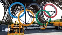 Menara Eiffel bersiap memasang cincin Olimpiade. REUTERS/Abdul Saboor  