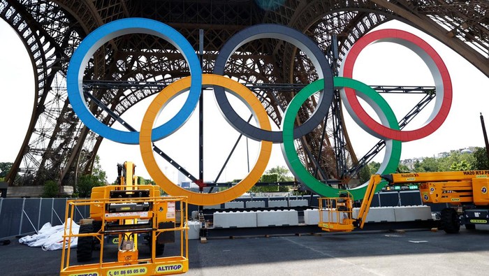 Cincin Olimpiade Mulai Dipasang di Menara Eiffel Paris 2024 Olympics - Olympic Rings - Eiffel Tower, Paris, France - June 6, 2024 The Olympic rings are pictured under the Eiffel Tower ahead of the Paris 2024 Olympics REUTERS/Abdul Saboor