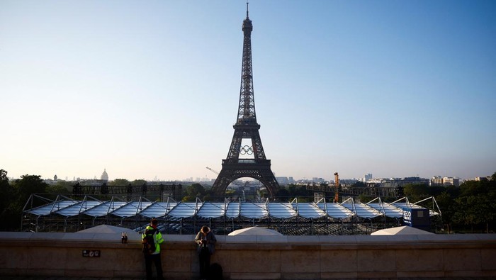 The Olympic rings are displayed on the first floor of the Eiffel Tower ahead of the Paris 2024 Olympic games in Paris, France June 7, 2024. REUTERS/Sarah Meyssonnier