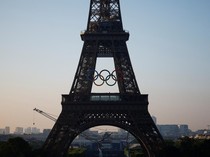 Cincin Olimpiade Mulai Dipasang di Menara Eiffel