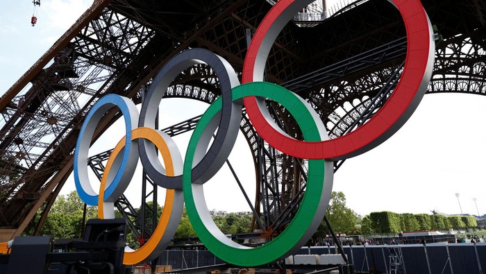 Paris 2024 Olympics - Olympic Rings - Eiffel Tower, Paris, France - June 6, 2024 The Olympic rings are pictured under the Eiffel Tower ahead of the Paris 2024 Olympics REUTERS/Abdul Saboor