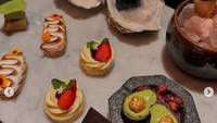 Mereka juga disajikan dessert dengan bentuk yang cantik lengkap dengan tulisan ‘Happy Anniversary’. Foto: Instagram @mastercorbuzier & @sabrinachairunnisa_