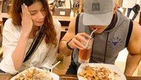 Sebelum menikah, Deddy dan Sabrina memang sudah menjalin hubungan cukup lama. Selera makan mereka pun sama. Sama-sama penggemar ayam. Foto: Instagram @mastercorbuzier & @sabrinachairunnisa_