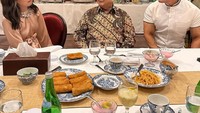Dapat kesempatan untuk makan malam dengan Prabowo Subianto, Deddy dan Sabrina disuguhkan camilan risoles sampai spaghetti. Foto: Instagram @mastercorbuzier & @sabrinachairunnisa_
