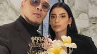 Selalu tampil modis dan keren, pasangan suami istri ini berpose di depan kue ulang tahun saat merayakan ulang tahun Sabrina. Foto: Instagram @mastercorbuzier & @sabrinachairunnisa_