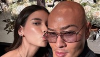 Terkenal sebagai pasangan yang romantis dan harmonis, Deddy Corbuzier dan Sabrina Chairunnisa merayakan hari ulang tahun pernikahan mereka yang kedua. Foto: Instagram @mastercorbuzier & @sabrinachairunnisa_