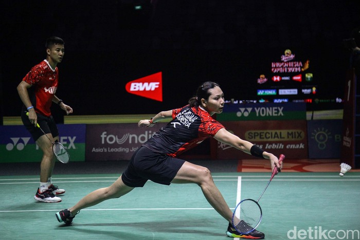 Dejan Ferdinansyah/Gloria Emanuelle Widjaja terhenti di perempatfinal Indonesia Open 2024. Mereka dikalahkan wakil Thailand dua gim langsung.