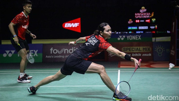Dejan Ferdinansyah/Gloria Emanuelle Widjaja terhenti di perempatfinal Indonesia Open 2024. Mereka dikalahkan wakil Thailand dua gim langsung.
